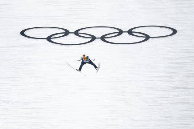 PREVC Domen (Slowenien) beim Sprung vor den olympischen Ringen, ITA, Olympische Spiele Milano Cortina 2026, Olympia, Skispringen, Großschanze Herren Einzel, 14.02.2026 ITA, Olympische Spiele Milano Cortina 2026, Olympia, Skispringen, Großschanze Herren Einzel, 14.02.2026 Predazzo *** PREVC Domen Slovenia jumping in front of the Olympic rings, ITA, Olympic Games Milano Cortina 2026, Olympics, Ski jumping, large hill mens singles, 14 02 2026 ITA, Olympic Games Milano Cortina 2026, Olympics, Ski jumping, large hill mens singles, 14 02 2026 Predazzo Copyright: xEibner-Pressefoto Memmlerx EP_MMR