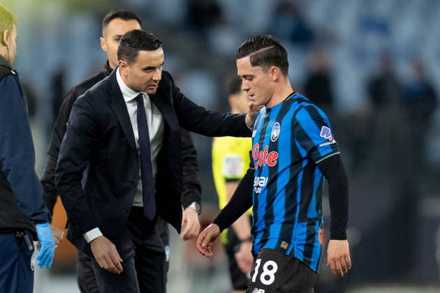 SS Lazio v Atalanta BC - Serie A Enilive Giacomo Raspadori of Atalanta BC leaves the pitch injured during the serie Serie A Enilive match between SS Lazio and Atalanta BC at Olimpico on February 14, 2026 in Rome, Italy Rome Stadio Olimpico Lazio Italy Copyright: xGiuseppexMaffiax 260214_SerieA_Lazio-Atalanta_GM_00964