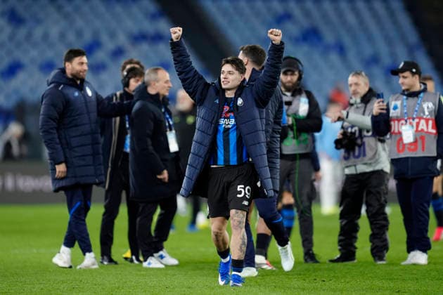 Nicola Zalewski (Atalanta BC) greets the supporters at the end of the match, Serie A, SS Lazio v Atalanta BC, Olimpico Stadium, February 14, 2026, Roma, Italy.