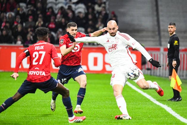 FOOTBALL : Lille OSC vs Stade Brestois - Ligue 1 - JournÃ e 22 - 14 02 2026 Ludovic Ajorque (Stade Brestois) Romain Perraud (Lille OSC) LilleFrance  Copyright: xBaptistexAutissierx