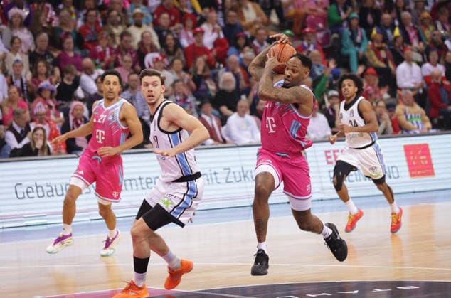 Jeff Garrett (Bonn) am Ball gegen Niklas Wimberg (Hamburg), Telekom Baskets Bonn vs Veolia Towers Hamburg, easyCredit BBL, 20. Spieltag, Telekom Dome Bonn, 14.02.2026.