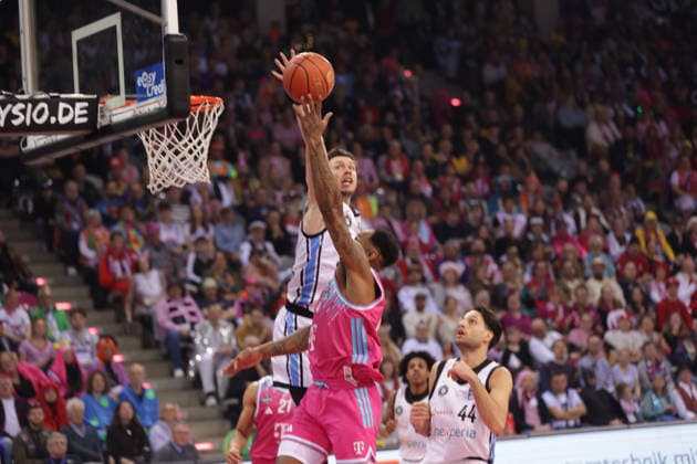 Jeff Garrett (Bonn, vorn) am Ball gegen Niklas Wimberg (Hamburg), Telekom Baskets Bonn vs Veolia Towers Hamburg, easyCredit BBL, 20. Spieltag, Telekom Dome Bonn, 14.02.2026.