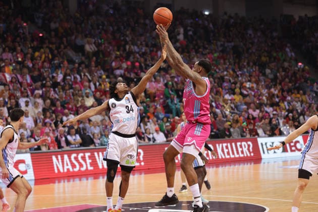 Ross Williams (Hamburg, L) gegen Jeff Garrett (Bonn), Telekom Baskets Bonn vs Veolia Towers Hamburg, easyCredit BBL, 20. Spieltag, Telekom Dome Bonn, 14.02.2026.