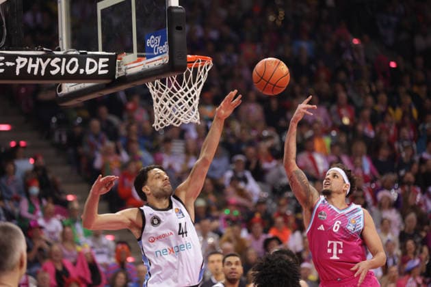 Benedikt Turudic (Hamburg, L) gegen Michael Kessens (Bonn), Telekom Baskets Bonn vs Veolia Towers Hamburg, easyCredit BBL, 20. Spieltag, Telekom Dome Bonn, 14.02.2026.