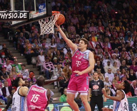 Patrick Heckmann (Bonn) unter dem Korb, Telekom Baskets Bonn vs Veolia Towers Hamburg, easyCredit BBL, 20. Spieltag, Telekom Dome Bonn, 14.02.2026.