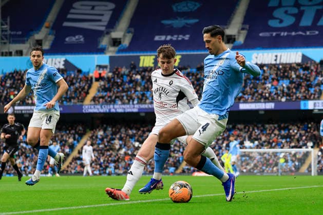 Manchester City v Salford City, FA Cup Tijjani Reijnders (4) of Manchester City shields the ball from Ben Woodburn (7) of Salford City during the FA Cup match between Manchester City and Salford City at the Etihad Stadium, Manchester, UK on 14 February 2026. Manchester Etihad Stadium Manchester UK Editorial use only DataCo restrictions apply See www.football-dataco.com , Copyright: xConorxMolloyx PSI-23752-0092