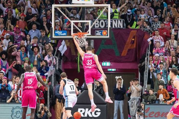 Spielaktion mit Patrick Heckmann (33; Telekom Baskets Bonn) beim Dunk, Kur Jongkuch (15; Telekom Baskets Bonn) und Jan Niklas Wimberg (17; Veolia Towers Hamburg) in der Nähe in der Partie zwischen Telekom Baskets Bonn und Veolia Towers Hamburg am 20. Spieltag in der EasyCredit BBL in Bonn beim Karnevalsspiel. Patrick Heckmann (33; Telekom Baskets Bonn) beim Dunk