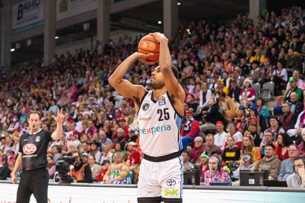 Kenneth Ogbe (25; Veolia Towers Hamburg) in Aktion mit Ball in der Partie zwischen Telekom Baskets Bonn und Veolia Towers Hamburg am 20. Spieltag in der EasyCredit BBL in Bonn beim Karnevalsspiel. Kenneth Ogbe (25; Veolia Towers Hamburg) in Aktion