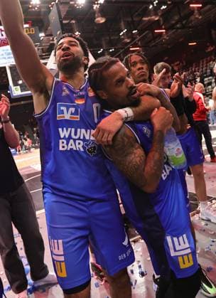 14.02.2026 - Basketball - Saison 2025 2026 - 2. Bundesliga Pro-A - 23. Spieltag: Nürnberg Falcons Basketball Club NBC - HAKRO Merlins Crailsheim - Sportfoto Zink DaMa - xdaxmax - Freude Jubel nach Spielende - Tyreese Blunt (0, Hakro Merlins Crailsheim ) Vincent Shahid (99, Hakro Merlins Crailsheim ) und Mannschaft Team der Hakro Merlins Crailsheim feiern nach Spielende im den mitgereisten Zuschauer Publikum Fans