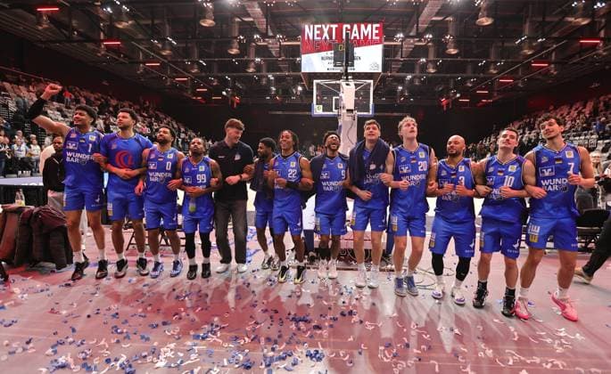 14.02.2026 - Basketball - Saison 2025 2026 - 2. Bundesliga Pro-A - 23. Spieltag: Nürnberg Falcons Basketball Club NBC - HAKRO Merlins Crailsheim - Sportfoto Zink DaMa - xdaxmax - Freude Jubel nach Spielende - Gabriel de Oliveira (1, Hakro Merlins Crailsheim ) und Mannschaft Team der Hakro Merlins Crailsheim feiern nach Spielende im den mitgereisten Zuschauer Publikum Fans