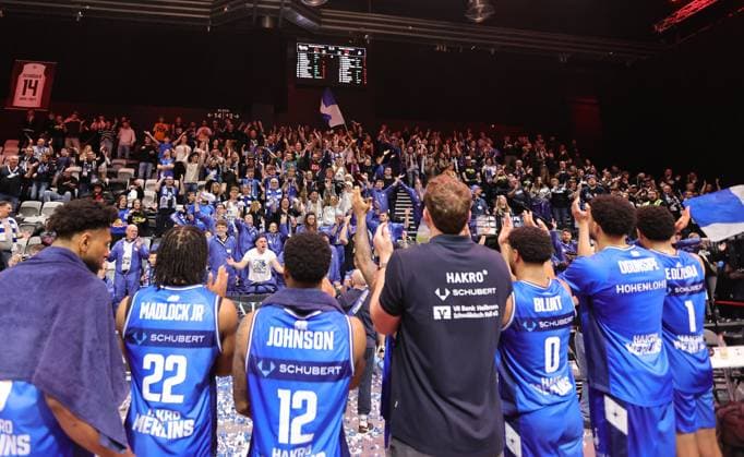14.02.2026 - Basketball - Saison 2025 2026 - 2. Bundesliga Pro-A - 23. Spieltag: Nürnberg Falcons Basketball Club NBC - HAKRO Merlins Crailsheim - Sportfoto Zink DaMa - xdaxmax - Freude Jubel nach Spielende - Gabriel de Oliveira (1, Hakro Merlins Crailsheim ) und Mannschaft Team der Hakro Merlins Crailsheim feiern nach Spielende im den mitgereisten Zuschauer Publikum Fans