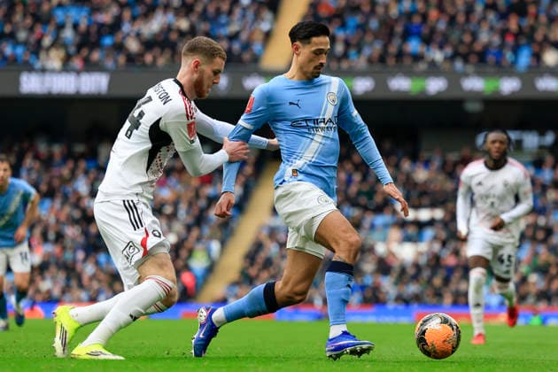 Manchester City v Salford City, FA Cup Tijjani Reijnders (4) of Manchester City is challenged by Alfie Dorrington (24) of Salford City during the FA Cup match between Manchester City and Salford City at the Etihad Stadium, Manchester, UK on 14 February 2026. Manchester Etihad Stadium Manchester UK Editorial use only DataCo restrictions apply See www.football-dataco.com , Copyright: xConorxMolloyx PSI-23752-0103