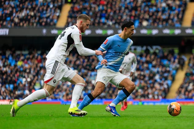 Manchester City v Salford City, FA Cup Tijjani Reijnders (4) of Manchester City is held back by Alfie Dorrington (24) of Salford City during the FA Cup match between Manchester City and Salford City at the Etihad Stadium, Manchester, UK on 14 February 2026. Manchester Etihad Stadium Manchester UK Editorial use only DataCo restrictions apply See www.football-dataco.com , Copyright: xConorxMolloyx PSI-23752-0104