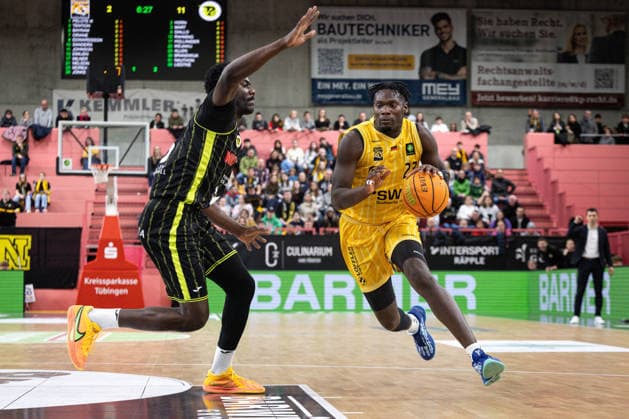 Tigers Tuebingen - BBC Bayreuth, Herren, 2. Bundesliga, Barmer 2. Basketball Bundesliga, pro A, 23. Spieltag, Spielzeit 2025 2026, 14.02.2026 Melkisedek Moreaux (Tigers Tuebingen, 23) beim Drive zum Korb gegen Nat Diallo (BBC Bayreuth, 08)