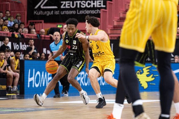 Tigers Tuebingen - BBC Bayreuth, Herren, 2. Bundesliga, Barmer 2. Basketball Bundesliga, pro A, 23. Spieltag, Spielzeit 2025 2026, 14.02.2026 Kevaughn Allen (BBC Bayreuth, 23) mit dem Ball gegen Kaya Bayram (Tigers Tuebingen, 05)