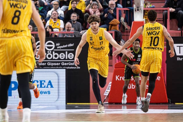 Tigers Tuebingen - BBC Bayreuth, Herren, 2. Bundesliga, Barmer 2. Basketball Bundesliga, pro A, 23. Spieltag, Spielzeit 2025 2026, 14.02.2026 Lukas Milner (Tigers Tuebingen, 17) klatscht Isaiah Sanders (Tigers Tuebingen, 10) ab