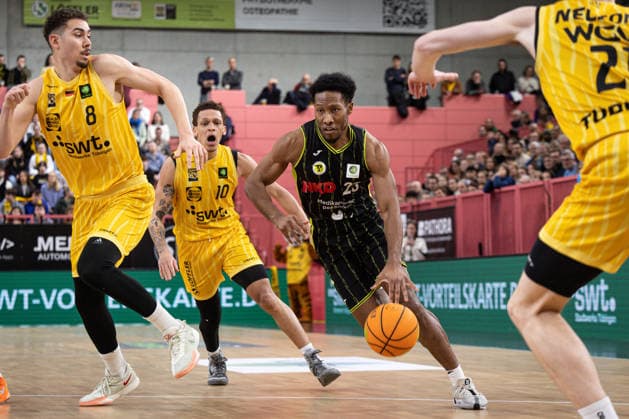 Tigers Tuebingen - BBC Bayreuth, Herren, 2. Bundesliga, Barmer 2. Basketball Bundesliga, pro A, 23. Spieltag, Spielzeit 2025 2026, 14.02.2026 Kevaughn Allen (BBC Bayreuth, 23) beim Drive zum Korb gegen Felix Edwardsson (Tigers Tuebingen, 08)