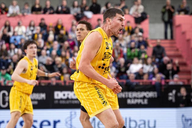Tigers Tuebingen - BBC Bayreuth, Herren, 2. Bundesliga, Barmer 2. Basketball Bundesliga, pro A, 23. Spieltag, Spielzeit 2025 2026, 14.02.2026 Till Joscha Joenke (Tigers Tuebingen, 26) schreit und jubelt zur eigenen Bank