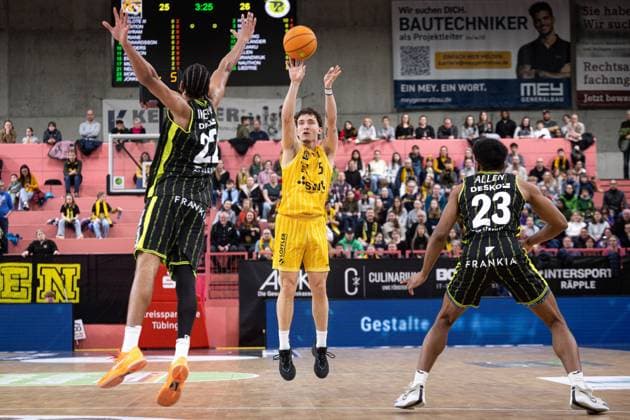 Tigers Tuebingen - BBC Bayreuth, Herren, 2. Bundesliga, Barmer 2. Basketball Bundesliga, pro A, 23. Spieltag, Spielzeit 2025 2026, 14.02.2026 Kaya Bayram (Tigers Tuebingen, 05) beim Dreier gegen Leroy Ikejiaku (BBC Bayreuth, 22)