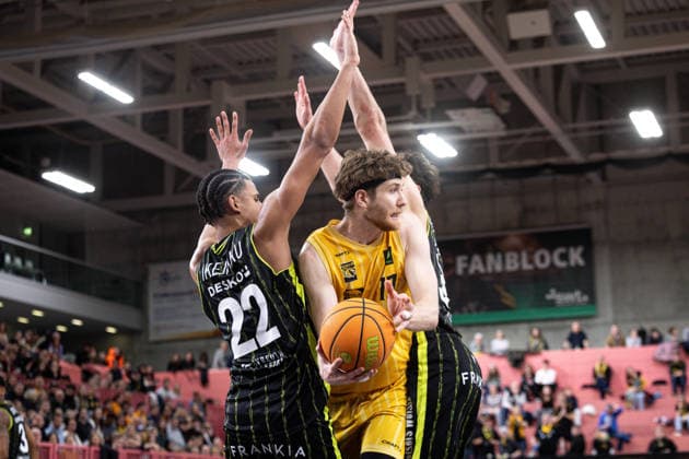 Tigers Tuebingen - BBC Bayreuth, Herren, 2. Bundesliga, Barmer 2. Basketball Bundesliga, pro A, 23. Spieltag, Spielzeit 2025 2026, 14.02.2026 Lukas Milner (Tigers Tuebingen, 17) unter dem Korb gegen Leroy Ikejiaku (BBC Bayreuth, 22)
