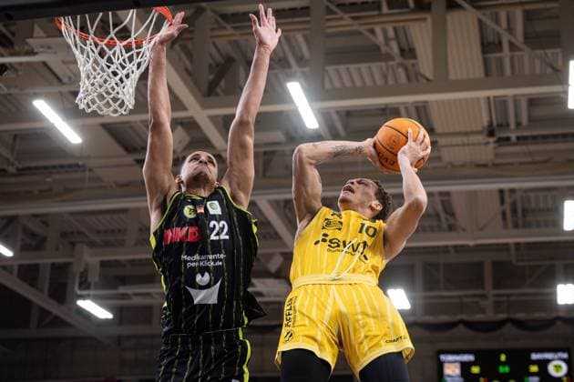 Tigers Tuebingen - BBC Bayreuth, Herren, 2. Bundesliga, Barmer 2. Basketball Bundesliga, pro A, 23. Spieltag, Spielzeit 2025 2026, 14.02.2026 Isaiah Sanders (Tigers Tuebingen, 10) beim Abschluss unter dem Korb gegen Leroy Ikejiaku (BBC Bayreuth, 22)