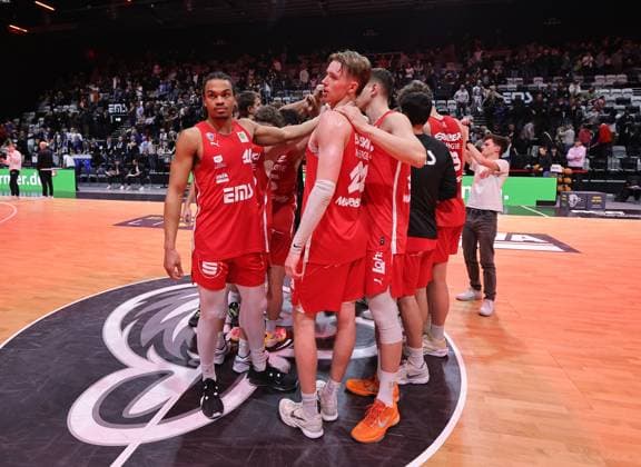 14.02.2026 - Basketball - Saison 2025 2026 - 2. Bundesliga Pro-A - 23. Spieltag: Nürnberg Falcons Basketball Club NBC - HAKRO Merlins Crailsheim - Sportfoto Zink DaMa - xdaxmax - Mannschaft Team der Nürnberg Falcons BC NBC enttäuscht Enttäuschung nach Spielende