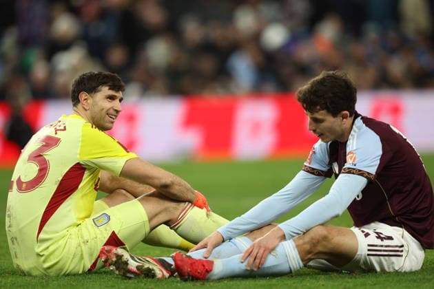 Aston Villa v Newcastle United - Emirates FA Cup Fourth Round Emiliano Martinez, goalkeeper of Aston Villa and Pau Torres of Aston Villa look dejected after conceding 3rd goal during the Emirates FA Cup Fourth Round match between Aston Villa and Newcastle United on February 14, 2026 in Birmingham, England. WARNING! This Photograph May Only Be Used For Newspaper And Or Magazine Editorial Purposes. May Not Be Used For Publications Involving 1 player, 1 Club Or 1 Competition Without Written Authorisation From Football DataCo Ltd. For Any Queries, Please Contact Football DataCo Ltd on +44 (0) 207 864 9121 Birmingham Villa Park England United Kingdom Copyright: xAllstarxPicturexLibraryxLtdx
