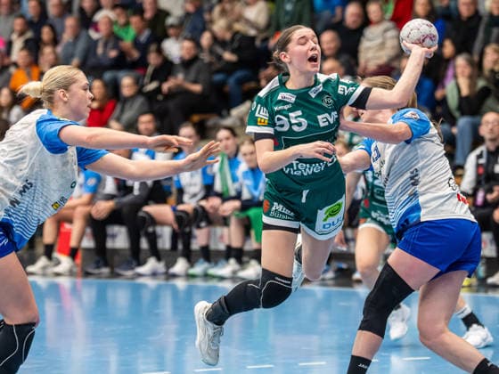 Lara Daeuble (Frisch Auf Frauen, 95) im Duell mit Kim Hinkelmann Union Neckarsulm, 05) und Alicia Soffel (Sport-Union Neckarsulm, 13), Frisch Auf Goeppingen vs. Sport-Union Neckarsulm, Handball, 1. Bundesliga, Spielzeit 2025 2026, 14.02.2026 Frisch Auf Goeppingen vs. Sport-Union Neckarsulm, Handball, 1. Bundesliga, Spielzeit 2025 2026, 14.02.2026 Goeppingen Copyright: xMichaelxSchmidt Eibner-Pressefotx EP_MST