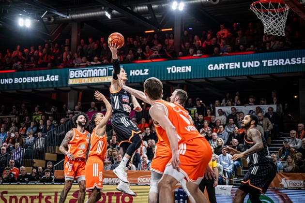 1. Basketball Bundesliga, easyCredit BBL, Saison 2025 2026, Herren, Hauptrunde, 20. Spieltag, 14.02.2026, RASTA Vechta - ratiopharm Ulm Thomas Klepeisz ( 22 - ratiopharm ulm) beim Korbleger Vechta RASTA Dome Niedersachsen Deutschland