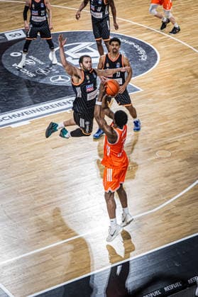 1. Basketball Bundesliga, easyCredit BBL, Saison 2025 2026, Herren, Hauptrunde, 20. Spieltag, 14.02.2026, RASTA Vechta - ratiopharm Ulm TJ Bamba ( 5 - RASTA Vechta) beim Jumpshot geblockt von Mark Smith ( 13 - ratiopharm ulm) Vechta RASTA Dome Niedersachsen Deutschland