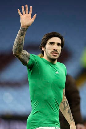 Aston Villa v Newcastle United - Emirates FA Cup Fourth Round Sandro Tonali of Newcastle United waves at fans after winning the Emirates FA Cup Fourth Round match between Aston Villa and Newcastle United on February 14, 2026 in Birmingham, England. WARNING! This Photograph May Only Be Used For Newspaper And Or Magazine Editorial Purposes. May Not Be Used For Publications Involving 1 player, 1 Club Or 1 Competition Without Written Authorisation From Football DataCo Ltd. For Any Queries, Please Contact Football DataCo Ltd on +44 (0) 207 864 9121 Birmingham Villa Park England United Kingdom Copyright: xAllstarxPicturexLibraryxLtdx