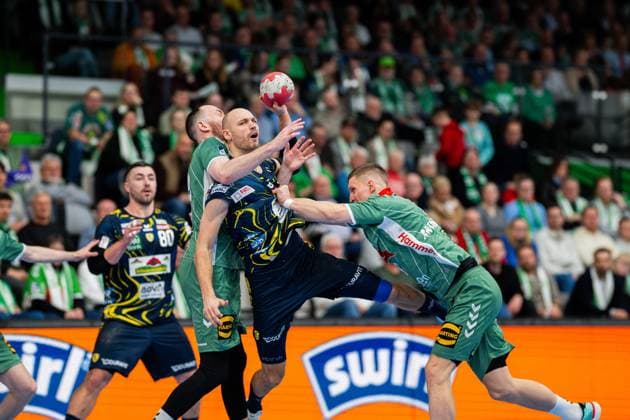 14.02.2026 - Handball, 2025 2026, 1. Bundesliga, 21. Spieltag, GWD Minden - Rhein-Neckar Löwen: (L-R) Alexander Weck (Minden), Lukas Sandell (Löwen), Karolis Antanavicius (Minden)