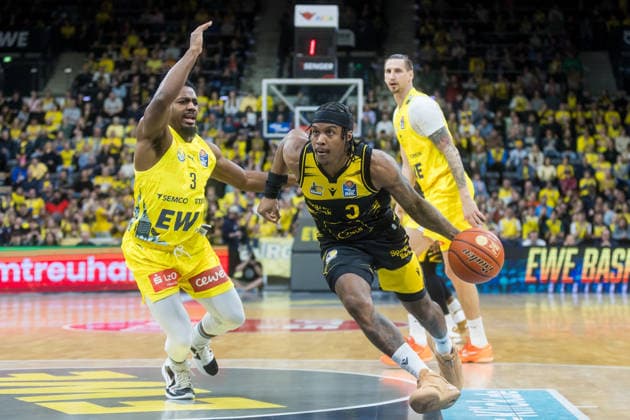 Oldenburg, Niedersachsen, DEU, 14.02.2026, Stefan Smith (rechts, MHP Riesen Ludwigsburg) und Christopher Clemons (links, EWE Baskets Oldenburg). EWE Baskets Oldenburg vs. MHP Riesen Ludwigsburg. Basketball. 1. Basketball-Bundesliga Saison 2025 2026, 20. Spieltag, Grosse EWE Arena. EWE Baskets Oldenburg vs. MHP Riesen Ludwigsburg