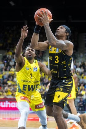 Oldenburg, Niedersachsen, DEU, 14.02.2026, Stefan Smith (rechts, MHP Riesen Ludwigsburg) und Christopher Clemons (links, EWE Baskets Oldenburg). EWE Baskets Oldenburg vs. MHP Riesen Ludwigsburg. Basketball. 1. Basketball-Bundesliga Saison 2025 2026, 20. Spieltag, Grosse EWE Arena. EWE Baskets Oldenburg vs. MHP Riesen Ludwigsburg