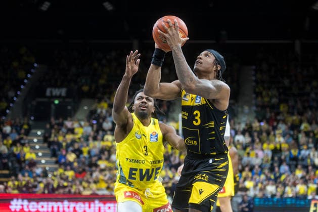 Oldenburg, Niedersachsen, DEU, 14.02.2026, Stefan Smith (rechts, MHP Riesen Ludwigsburg) und Christopher Clemons (links, EWE Baskets Oldenburg). EWE Baskets Oldenburg vs. MHP Riesen Ludwigsburg. Basketball. 1. Basketball-Bundesliga Saison 2025 2026, 20. Spieltag, Grosse EWE Arena. EWE Baskets Oldenburg vs. MHP Riesen Ludwigsburg