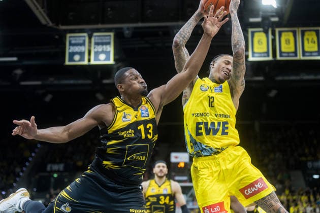 Oldenburg, Niedersachsen, DEU, 14.02.2026, Yorman Polas Bartolo (links, MHP Riesen Ludwigsburg) und Michale Kyser (rechts, EWE Baskets Oldenburg). EWE Baskets Oldenburg vs. MHP Riesen Ludwigsburg. Basketball. 1. Basketball-Bundesliga Saison 2025 2026, 20. Spieltag, Grosse EWE Arena. EWE Baskets Oldenburg vs. MHP Riesen Ludwigsburg