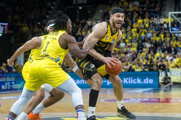 Oldenburg, Niedersachsen, DEU, 14.02.2026, Gavin Schilling (rechts, MHP Riesen Ludwigsburg) und Christopher Clemons (links, EWE Baskets Oldenburg), EWE Baskets Oldenburg vs. MHP Riesen Ludwigsburg. Basketball. 1. Basketball-Bundesliga Saison 2025 2026, 20. Spieltag, Grosse EWE Arena. EWE Baskets Oldenburg vs. MHP Riesen Ludwigsburg
