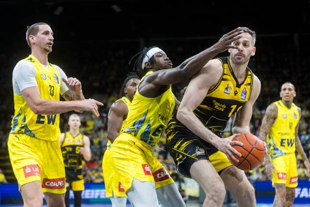 Oldenburg, Niedersachsen, DEU, 14.02.2026, Jonas Wohlfarth-Bottermann (rechts, MHP Riesen Ludwigsburg) und Brian Fobbs (EWE Baskets Oldenburg). EWE Baskets Oldenburg vs. MHP Riesen Ludwigsburg. Basketball. 1. Basketball-Bundesliga Saison 2025 2026, 20. Spieltag, Grosse EWE Arena. EWE Baskets Oldenburg vs. MHP Riesen Ludwigsburg
