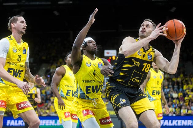Oldenburg, Niedersachsen, DEU, 14.02.2026, Jonas Wohlfarth-Bottermann (rechts, MHP Riesen Ludwigsburg) und Brian Fobbs (links, EWE Baskets Oldenburg). EWE Baskets Oldenburg vs. MHP Riesen Ludwigsburg. Basketball. 1. Basketball-Bundesliga Saison 2025 2026, 20. Spieltag, Grosse EWE Arena. EWE Baskets Oldenburg vs. MHP Riesen Ludwigsburg