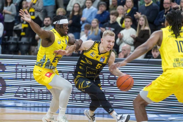 Oldenburg, Niedersachsen, DEU, 14.02.2026, Toms Skuja (Mitte, MHP Riesen Ludwigsburg) und Brian Fobbs (links, EWE Baskets Oldenburg). EWE Baskets Oldenburg vs. MHP Riesen Ludwigsburg. Basketball. 1. Basketball-Bundesliga Saison 2025 2026, 20. Spieltag, Grosse EWE Arena. EWE Baskets Oldenburg vs. MHP Riesen Ludwigsburg