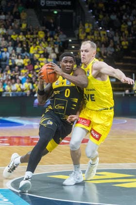 Oldenburg, Niedersachsen, DEU, 14.02.2026, Babacar Sane (Mitte, MHP Riesen Ludwigsburg) und Seth Hinrichs (rechts, EWE Baskets Oldenburg). EWE Baskets Oldenburg vs. MHP Riesen Ludwigsburg. Basketball. 1. Basketball-Bundesliga Saison 2025 2026, 20. Spieltag, Grosse EWE Arena. EWE Baskets Oldenburg vs. MHP Riesen Ludwigsburg