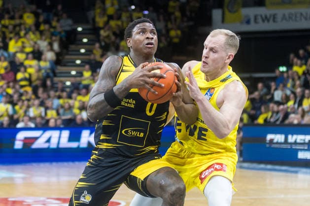 Oldenburg, Niedersachsen, DEU, 14.02.2026, Babacar Sane (links, MHP Riesen Ludwigsburg) und Seth Hinrichs (rechts, EWE Baskets Oldenburg). EWE Baskets Oldenburg vs. MHP Riesen Ludwigsburg. Basketball. 1. Basketball-Bundesliga Saison 2025 2026, 20. Spieltag, Grosse EWE Arena. EWE Baskets Oldenburg vs. MHP Riesen Ludwigsburg