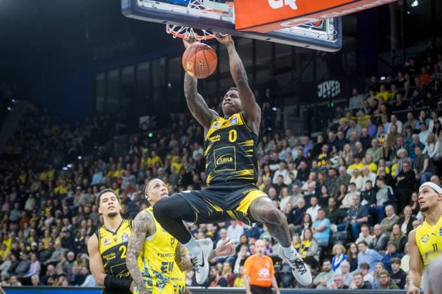 Oldenburg, Niedersachsen, DEU, 14.02.2026, Babacar Sane (Mitte, MHP Riesen Ludwigsburg), Michale Kyser (EWE Baskets Oldenburg). EWE Baskets Oldenburg vs. MHP Riesen Ludwigsburg. Basketball. 1. Basketball-Bundesliga Saison 2025 2026, 20. Spieltag, Grosse EWE Arena. EWE Baskets Oldenburg vs. MHP Riesen Ludwigsburg
