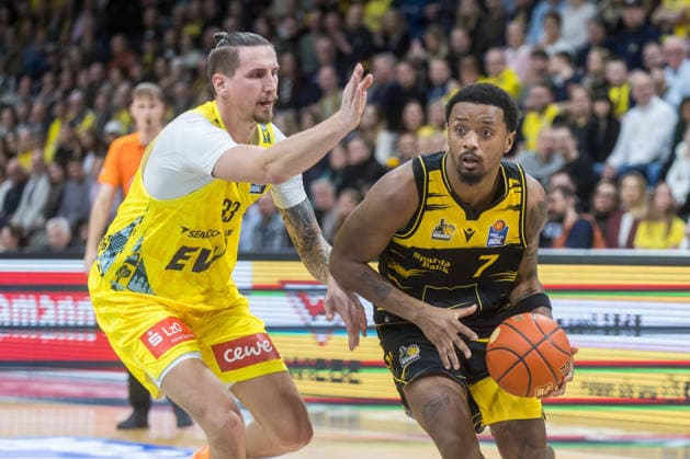 Oldenburg, Niedersachsen, DEU, 14.02.2026, Elijah Hughes (rechts, MHP Riesen Ludwigsburg) und Tomislav Zubcic (links, EWE Baskets Oldenburg), EWE Baskets Oldenburg vs. MHP Riesen Ludwigsburg. Basketball. 1. Basketball-Bundesliga Saison 2025 2026, 20. Spieltag, Grosse EWE Arena. EWE Baskets Oldenburg vs. MHP Riesen Ludwigsburg