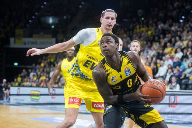 Oldenburg, Niedersachsen, DEU, 14.02.2026, Babacar Sane (MHP Riesen Ludwigsburg) und Tomislav Zubcic (EWE Baskets Oldenburg). EWE Baskets Oldenburg vs. MHP Riesen Ludwigsburg. Basketball. 1. Basketball-Bundesliga Saison 2025 2026, 20. Spieltag, Grosse EWE Arena. EWE Baskets Oldenburg vs. MHP Riesen Ludwigsburg