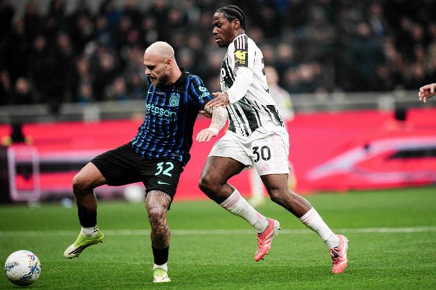 Inter MilanÕs Federico Dimarco fights for the ball with JuventusÕ Jonathan David during the Serie A soccer match between Inter and Juventus at the San Siro Stadium in Milan , north Italy - Saturday, February 14, 2025. - Soccer .  Copyright: xMarcoxAlpozzi LaPressex