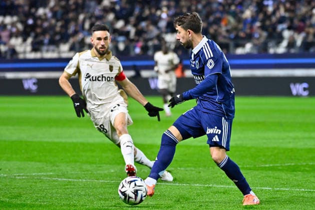 FOOTBALL : Paris FC vs Lens - Ligue 1 - 14 02 2026 Maxime Lopez ( 21 - PFC ) and Adrien THOMASSON ( 28 - Lens ) during the Ligue 1 match between Paris FC and RC Lens at Stade Jean Bouin on February 14, 2026 in Paris, France. ( Photo by Federico Pestellini PsnewZ ) - ParisFrance  Copyright: xFedericoxPestellinix