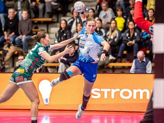 Munia Smits Union Neckarsulm, 23) im Zweikampf mit Haruno Sasaki (Frisch Auf Frauen, 32), Frisch Auf Goeppingen vs. Sport-Union Neckarsulm, Handball, 1. Bundesliga, Spielzeit 2025 2026, 14.02.2026 Frisch Auf Goeppingen vs. Sport-Union Neckarsulm, Handball, 1. Bundesliga, Spielzeit 2025 2026, 14.02.2026 Goeppingen Copyright: xMichaelxSchmidt Eibner-Pressefotx EP_MST
