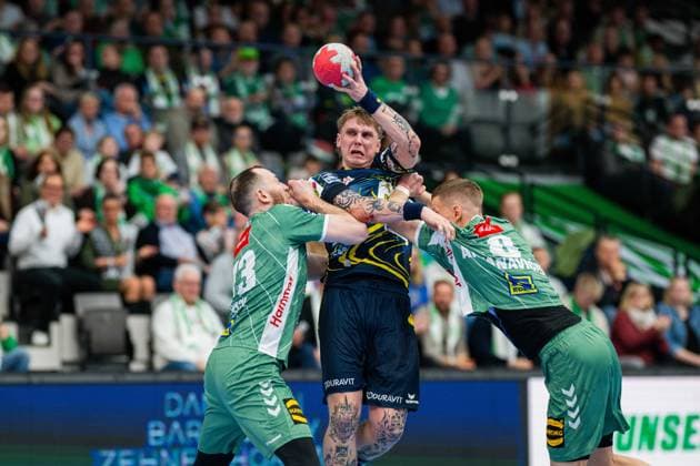 14.02.2026 - Handball, 2025 2026, 1. Bundesliga, 21. Spieltag, GWD Minden - Rhein-Neckar Löwen: (L-R) Alexander Weck (Minden), Edwin Aspenbäck (Löwen), Karolis Antanavicius (Minden)