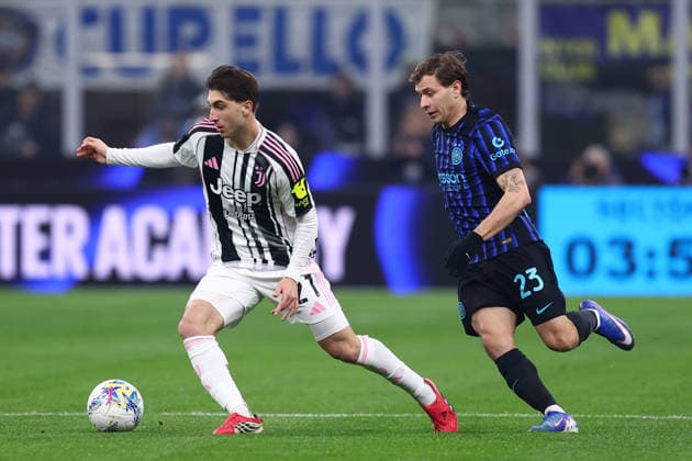 Fabio Miretti (Juventus Fc) und Nicolo Barella (Fc Internazionale) battle for the ball, Serie A, FC Internazionale v Juventus Fc, Giuseppe Meazza, February 14, 2026, Milan, Italy.